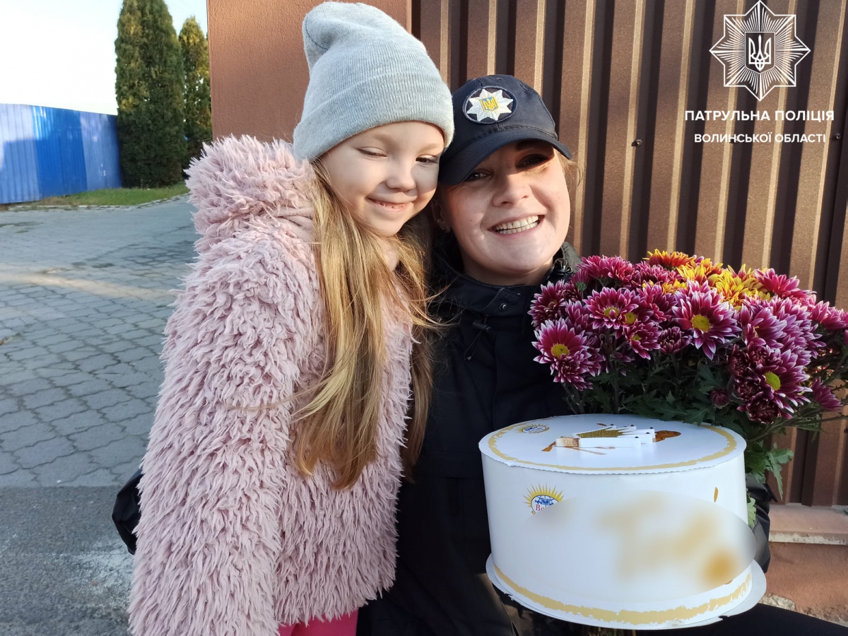 У Луцьку 5-річна дівчинка привітала патрульну з днем народження