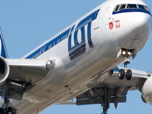 Найбільша польська авіакомпанія відновлює рейси до України