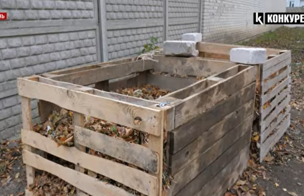 У Луцьку мешканці багатоповерхівки встановили компостери для листя