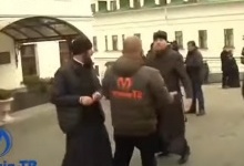 У Києво-Печерській лаврі священики напали на журналістів (відео)