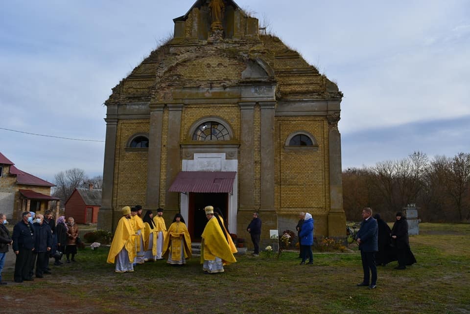 На Волині православні ченці відновлюють католицький костел
