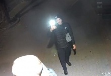 У Луцьку на зупинці молодики зривали камеру відеоспостереження