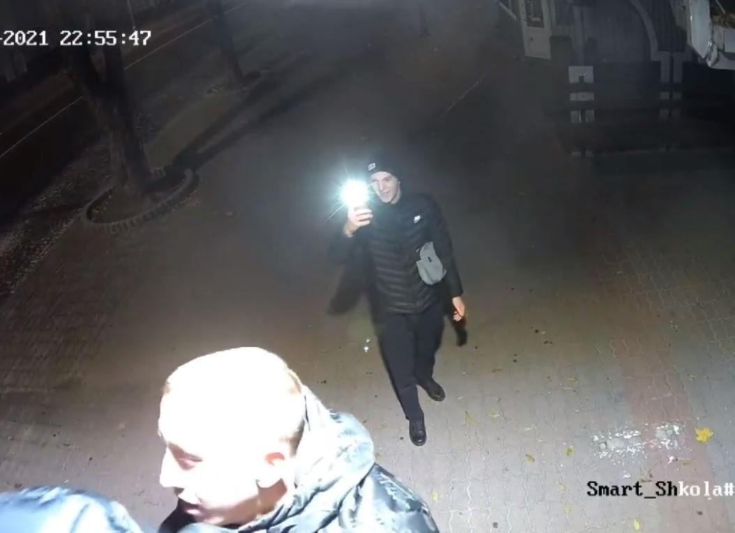 У Луцьку на зупинці молодики зривали камеру відеоспостереження
