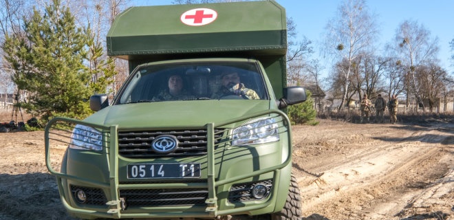 На Донбасі бойовики обстріляли українських медиків