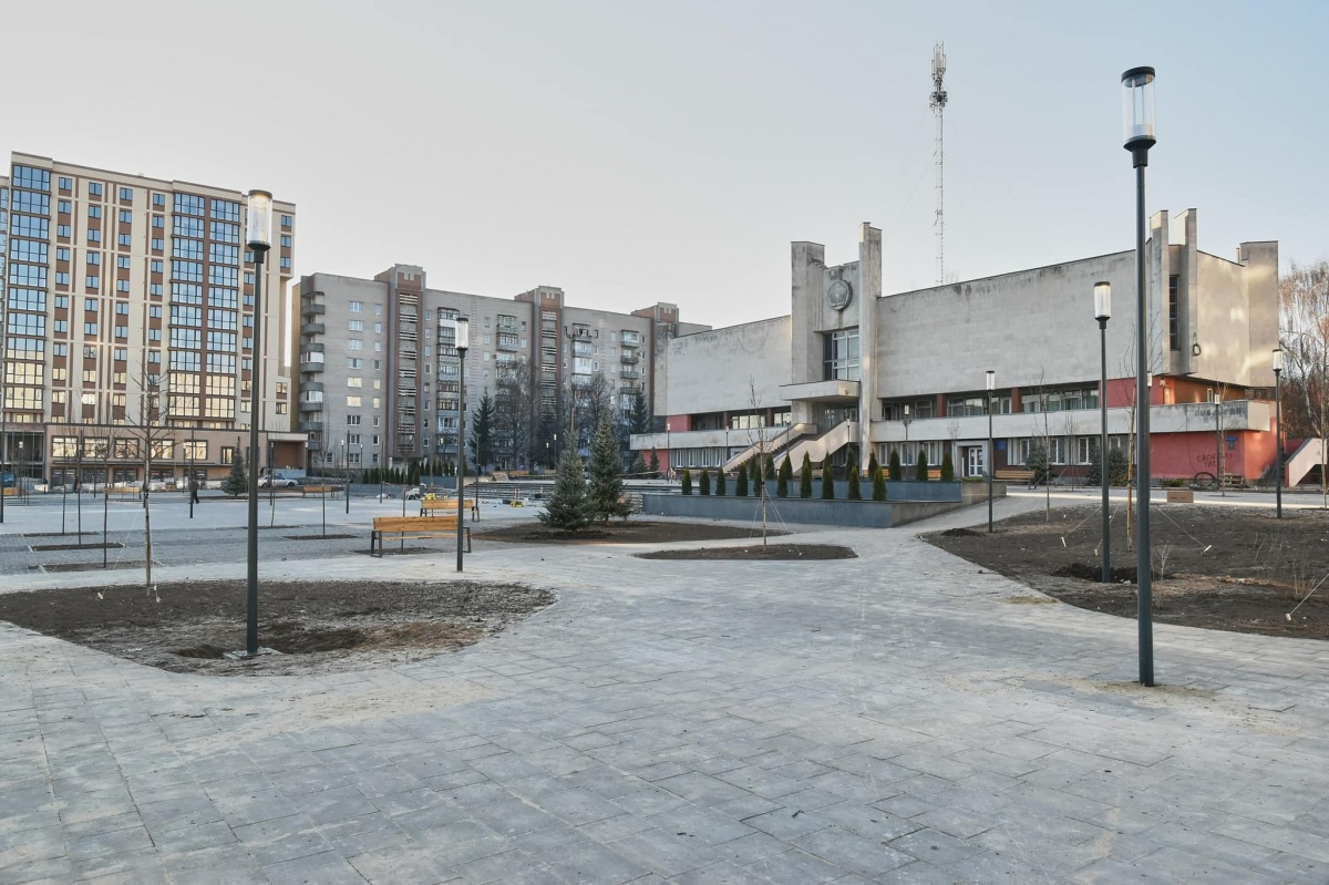 Як виглядає оновлена площа біля РАЦСу у Луцьку