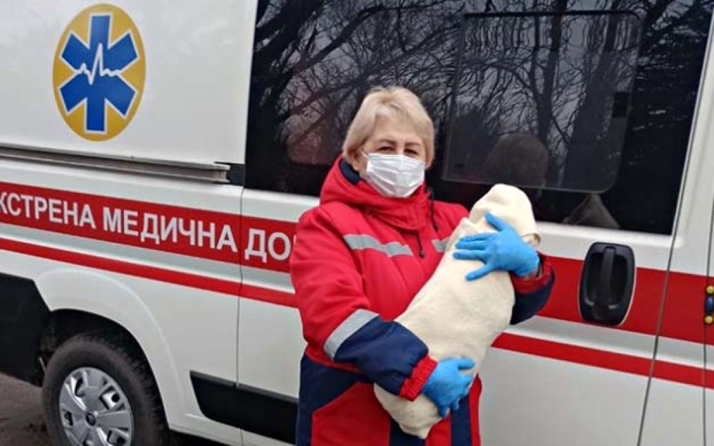 На Дніпропетровщині жінка народила шосту дитину у кареті «швидкої»
