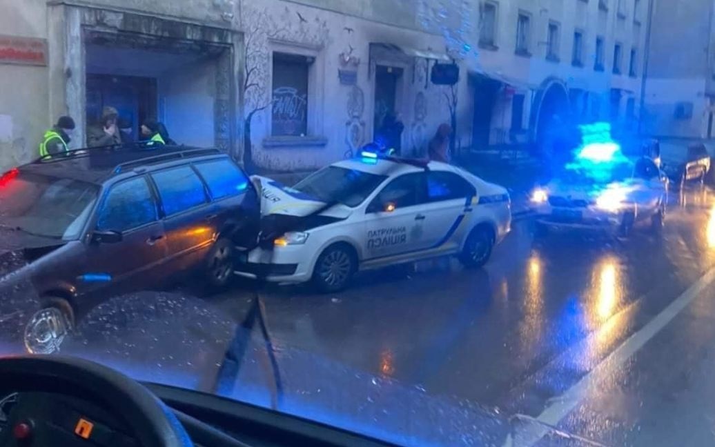 У Львові патрульний протаранив припарковані авто