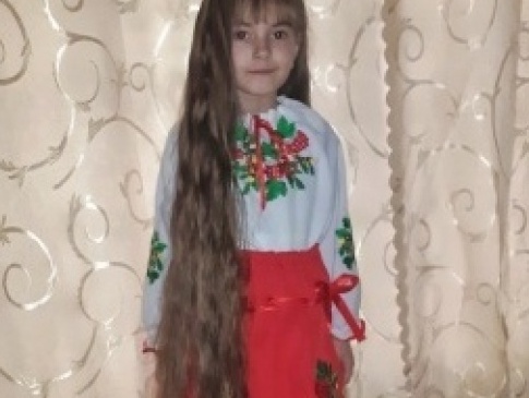 7-річна дівчинка відростила косу за коліна