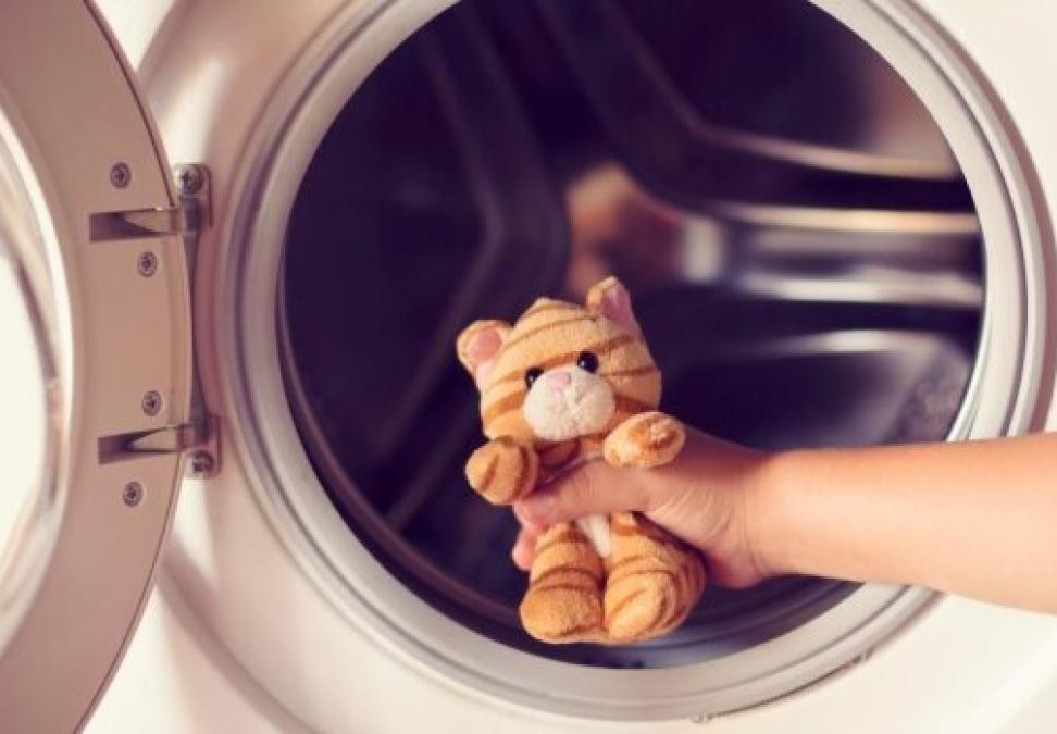 На Рівненщині 3-річна дитина засунула руку у ввімкнену пральну машину