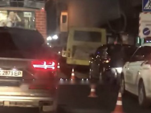 У Луцьку - аварія за участі маршрутки й таксі