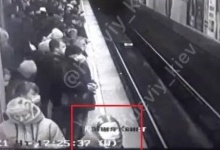 У столиці в метро під поїзд впала дівчина