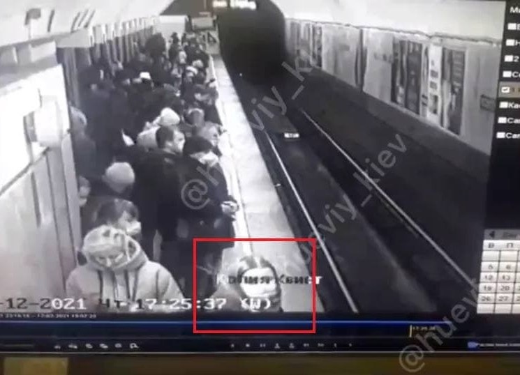 У столиці в метро під поїзд впала дівчина
