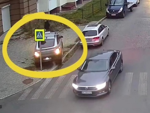 У Луцьку водій збив дорожній знак і втік