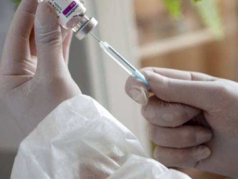Коли українців вакцинуватимуть від коронавірусу втретє