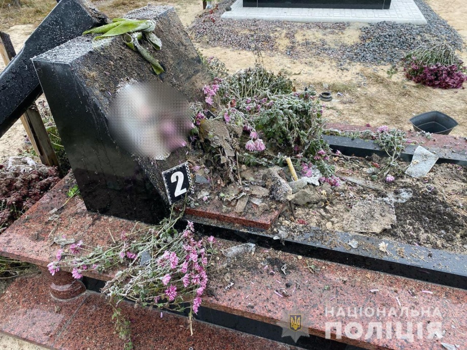 На Рівненщині молодики понищили вісім надгробків