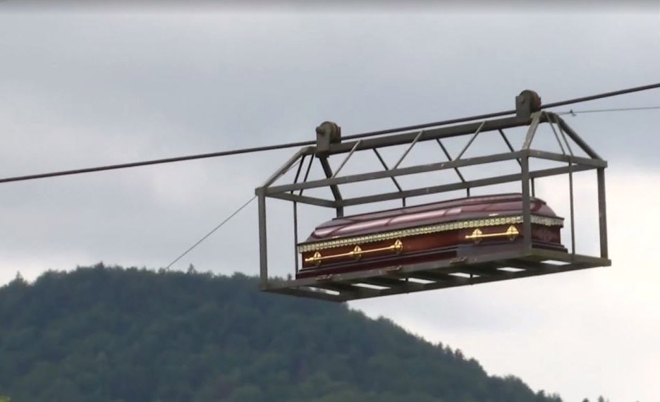 «Остання дорога»: у Карпатах туристів дивує повітряна переправа для покійників