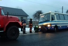На Волині рятувальники витягнули з багнюка рейсовий автобус