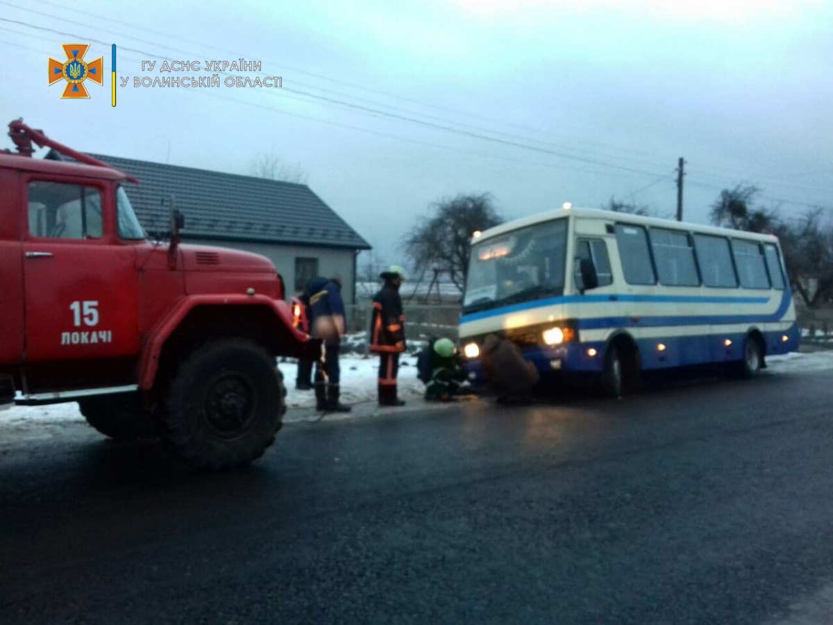 На Волині рятувальники витягнули з багнюка рейсовий автобус