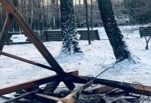 На Волині вандали зруйнували недавно збудований лісовий рекреаційний пункт