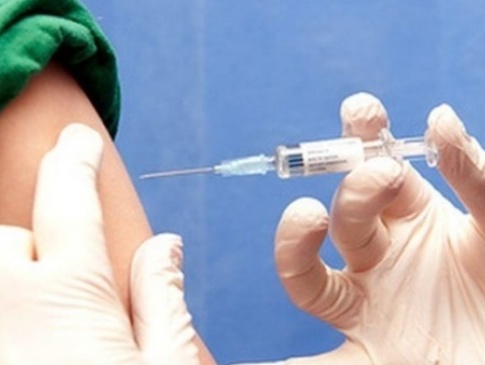 На Волині перша людина отримала бустерну дозу вакцини
