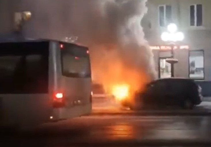 У центрі Луцька раптово загорівся автомобіль