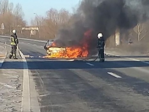 На Київщині від удару загорілося авто з подружжям і двома дітьми всередині