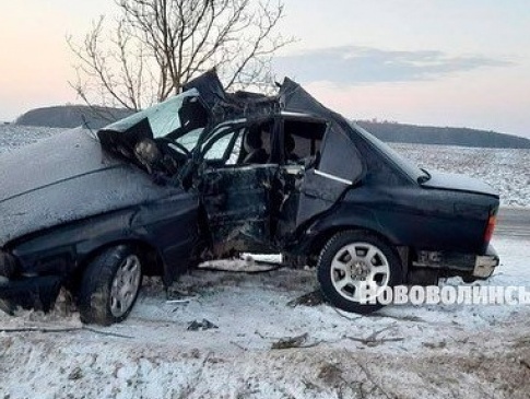 Авто зігнуло навпіл: на Волині у ДТП загинув 28-річний водій