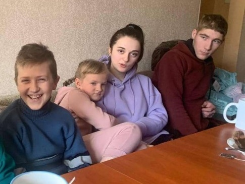 На Рівненщині 17-річна сирота стала мамою для своїх брата та сестри