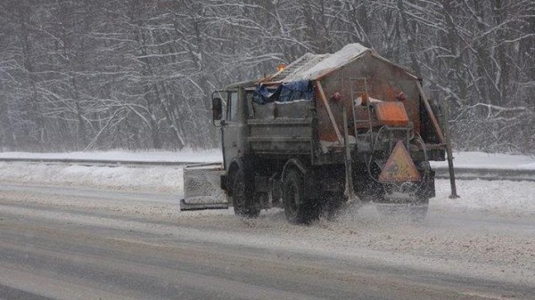 Волинські дорожники посипають дороги сіллю з Білорусі