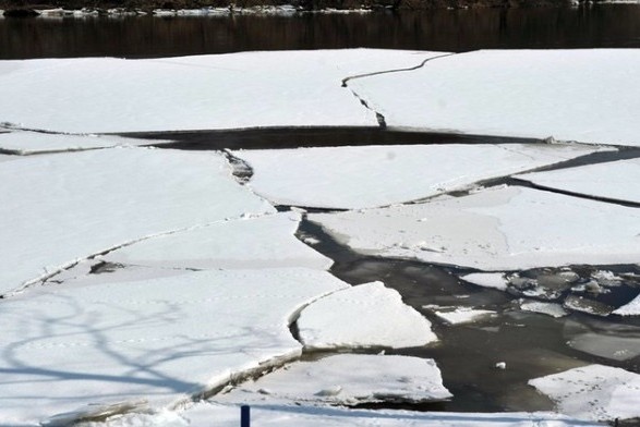 На Волині шукають рибалку, який провалився під лід