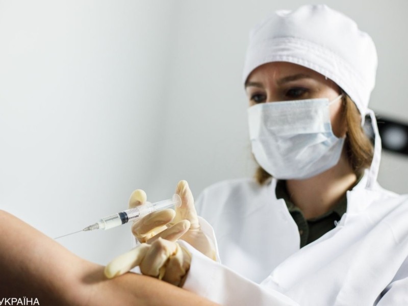 В Україні вводять бустерну дозу вакцини від коронавірусу