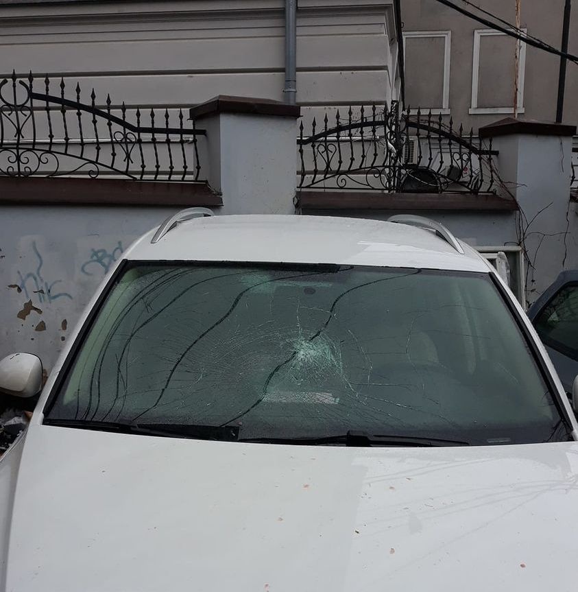 У Луцьку в новорічну ніч побили лобове скло припаркованого авто