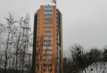 У Києві 16-поверхову новобудову опалюють дровами