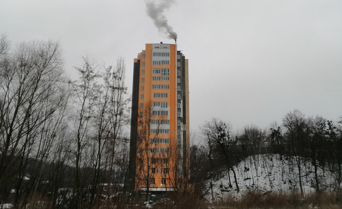 У Києві 16-поверхову новобудову опалюють дровами