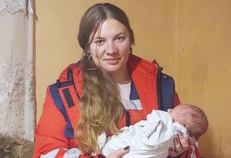 На Закарпатті 16-річна народила вдома: її мати обдурила медиків «швидкої»