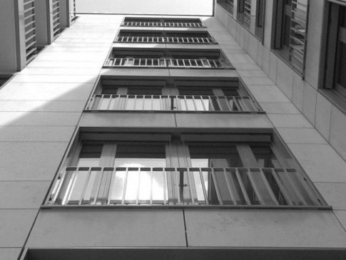 У Тернополі з вікна багатоповерхівки вистрибнула 26-річна дівчина