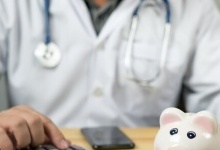 Уряд обіцяє лікарям зарплату у 20 тисяч гривень