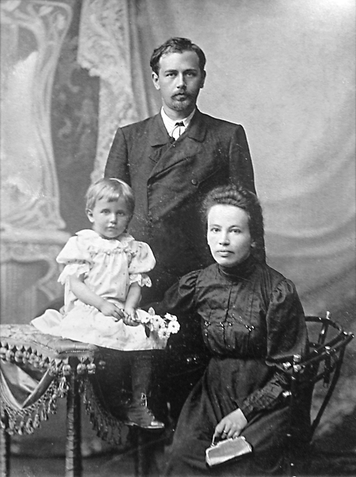 Микола ЛЕОНТОВИЧ з дружиною та дочкою