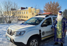 На Волині поліцейський офіцер перевтілився в Миколая та вітає дітей