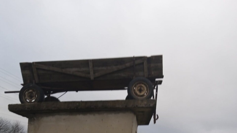 У селі на Волині щедрівники витягли воза на дах зупинки
