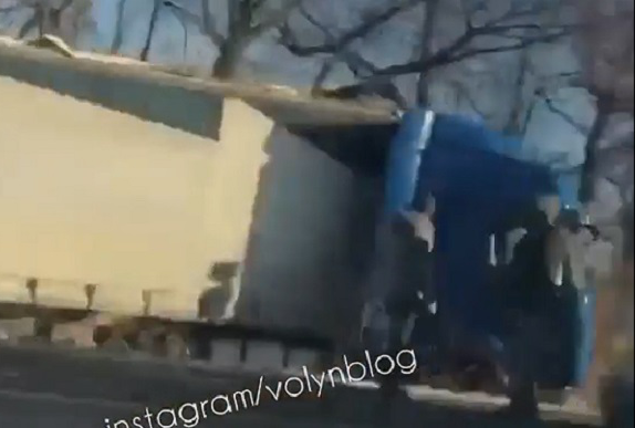 У Луцькому районі дві вантажівки злетіли у кювет