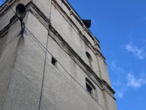 У Луцьку сильний вітер пошкодив дах синагоги