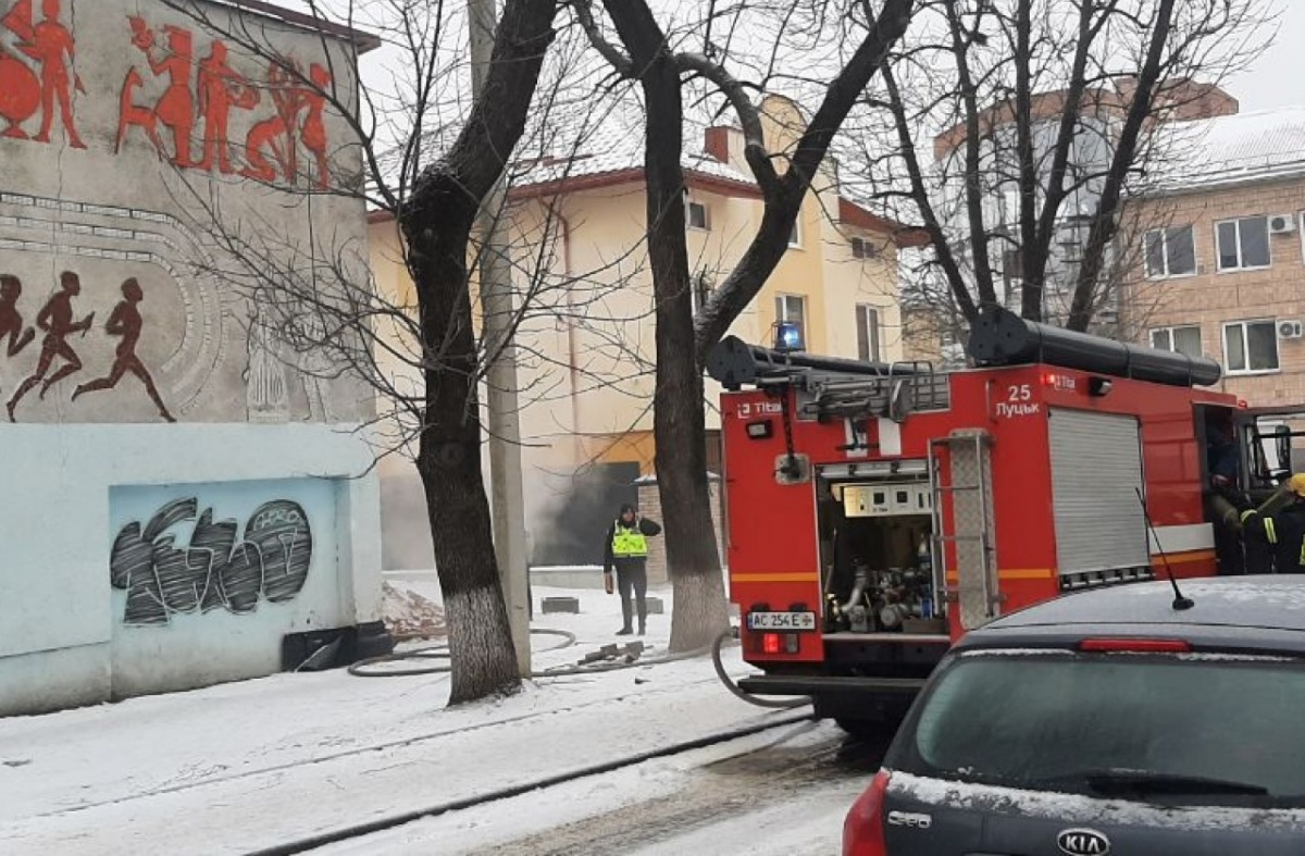 У Луцьку горить будівля колишнього кінотеатру