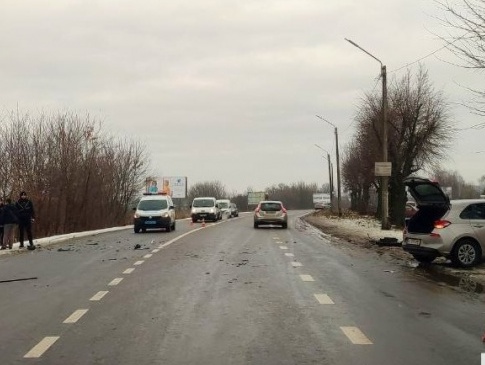 Біля автостанції на Волині - ДТП: авто злетіло у кювет