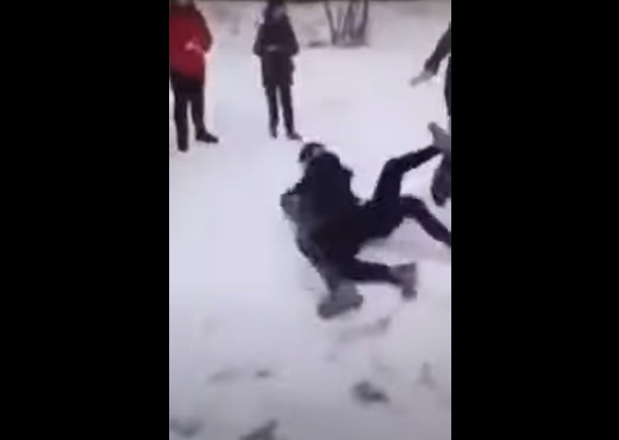 Притягнуть до відповідальності дівчину, яка знімала на телефон бійку біля школи в Луцьку