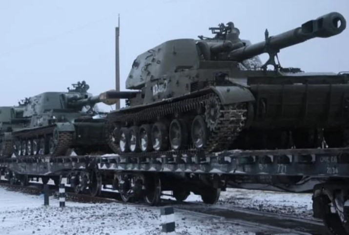 Росія стягує військову техніку та десантників до кордону з Україною