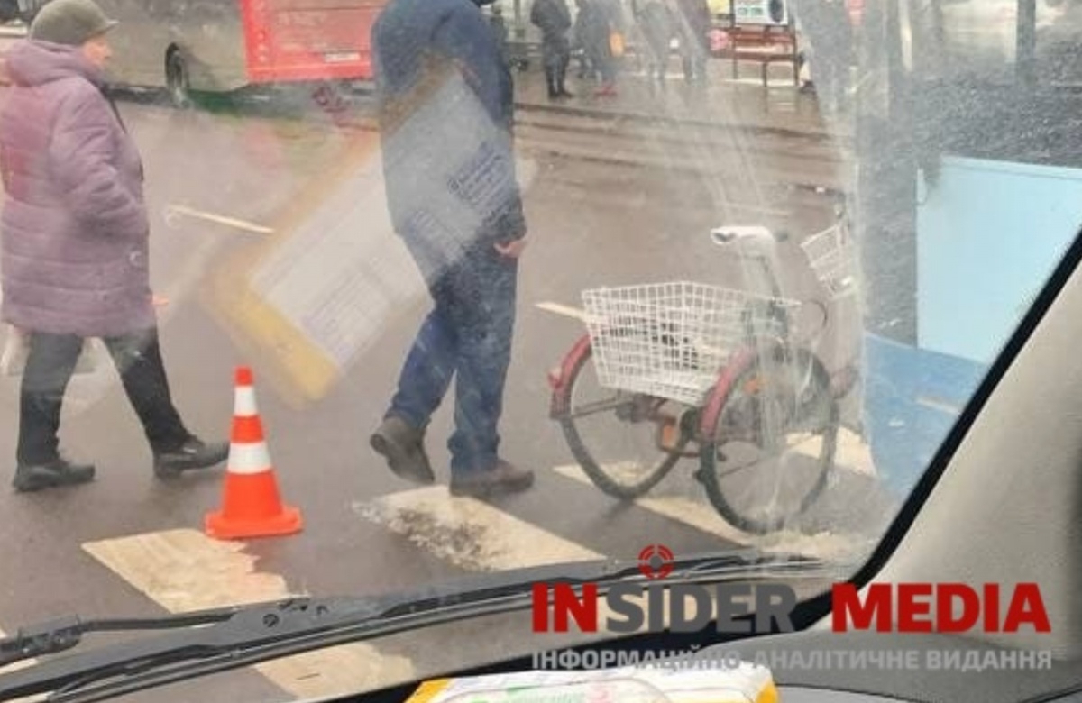 У Луцьку на переході маршрутка збила жінку на велосипеді