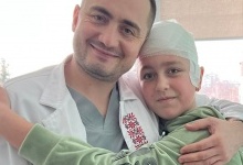 На Волині зворушливо подякувала лікарю дівчинка, яка пережила дві операції на мозку