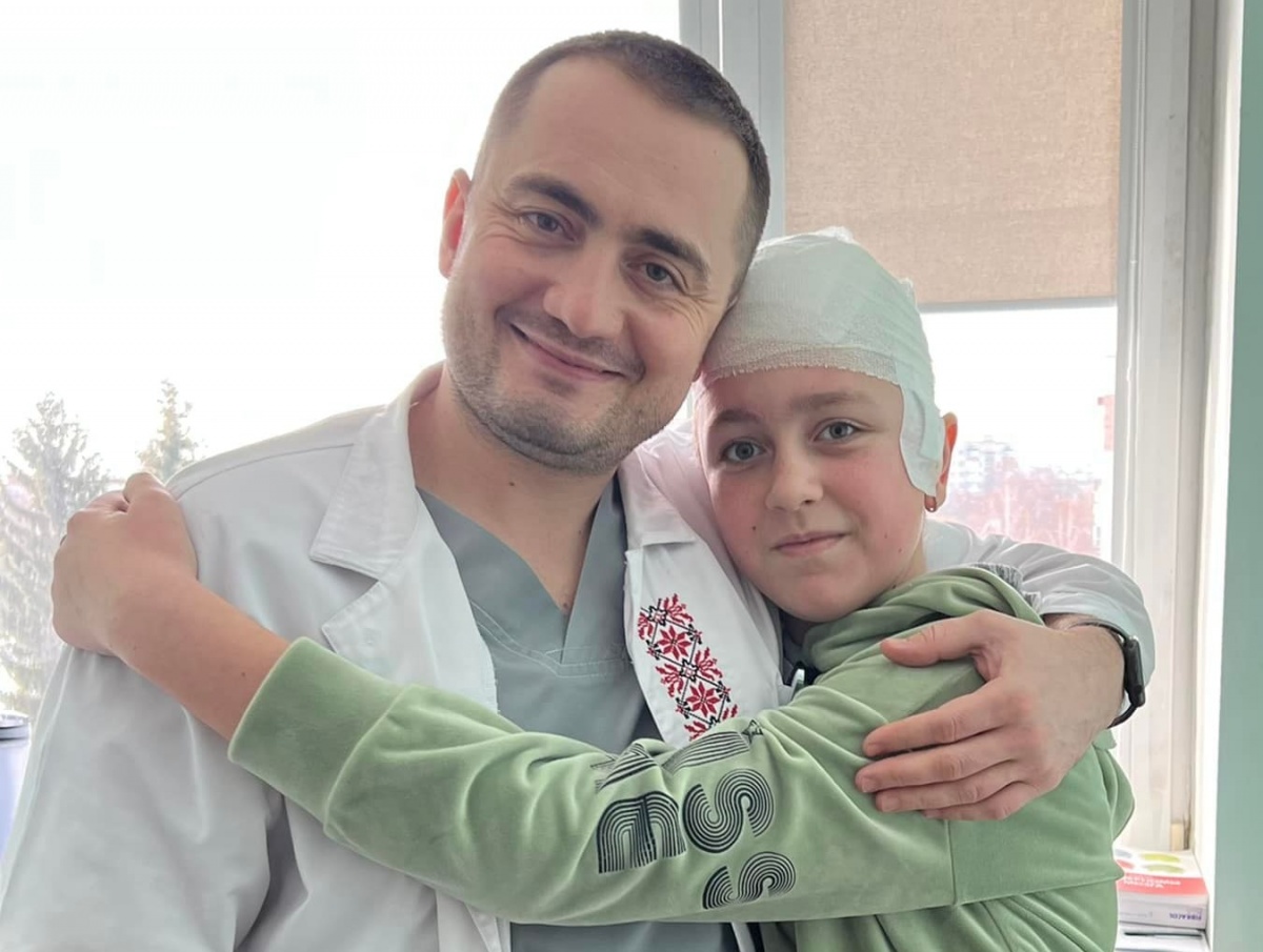 На Волині зворушливо подякувала лікарю дівчинка, яка пережила дві операції на мозку