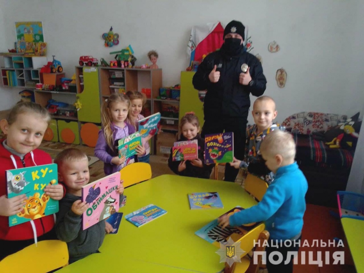 На Рівненщині поліцейський за «ковідну» тисячу купив книжки в дитсадок